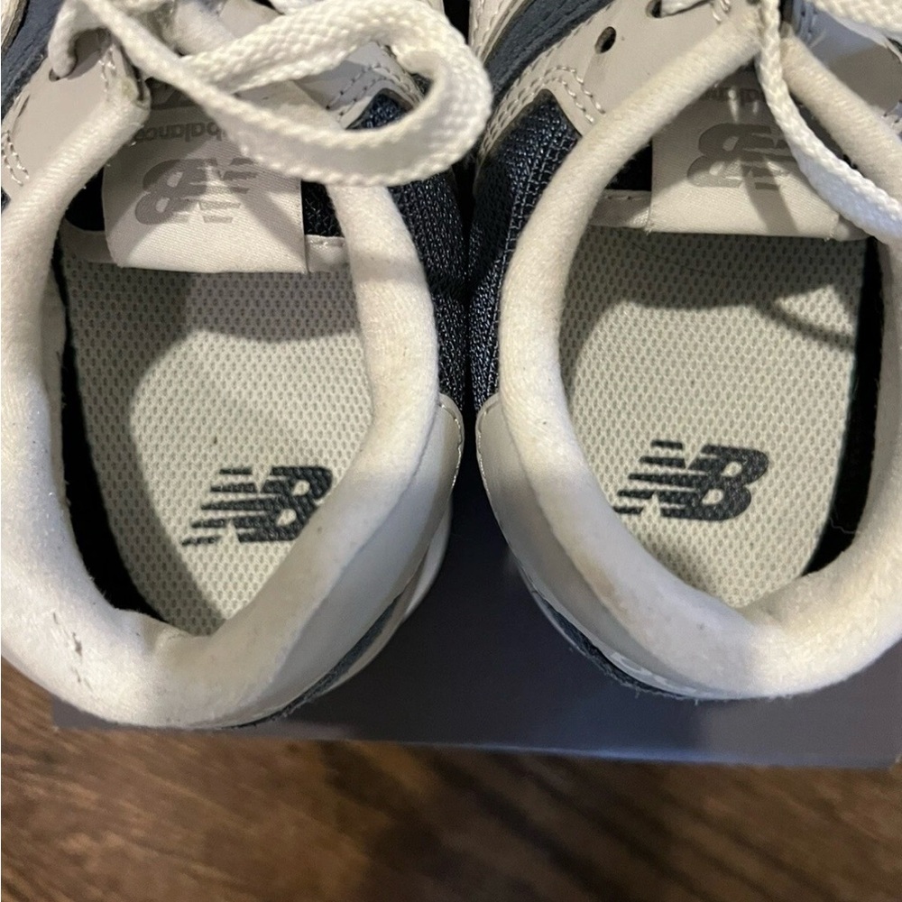 New Balance Women’s 574 Navy and Gray Athletic Shoe Size 8.5 - Picture 6 of 9